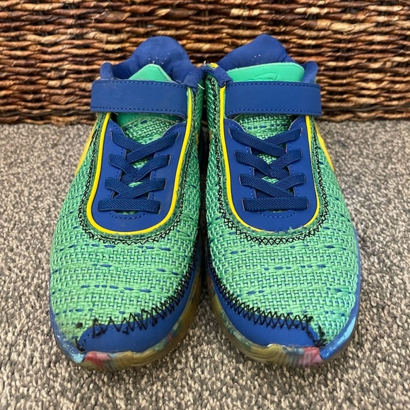 Boy’s Unisex Nike LeBron 20 Low Kaleidoscope sneakers 1Y, 2022 - Picture 2 of 6